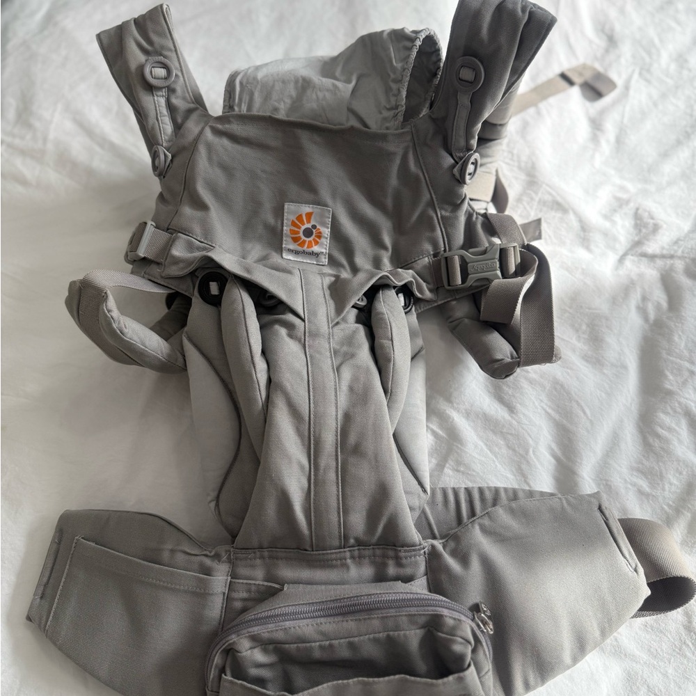 Ergobaby Omni 360 in Light Gray
